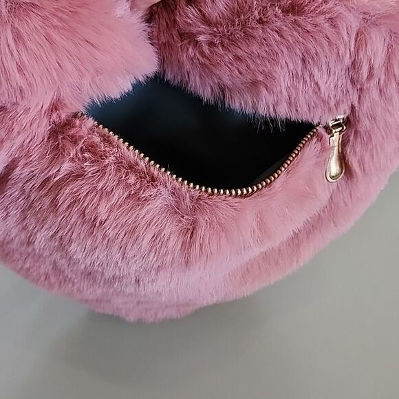 🎉 NEW🎉 Fuzzy Heart Crossbody Bag - Picture 5 of 9